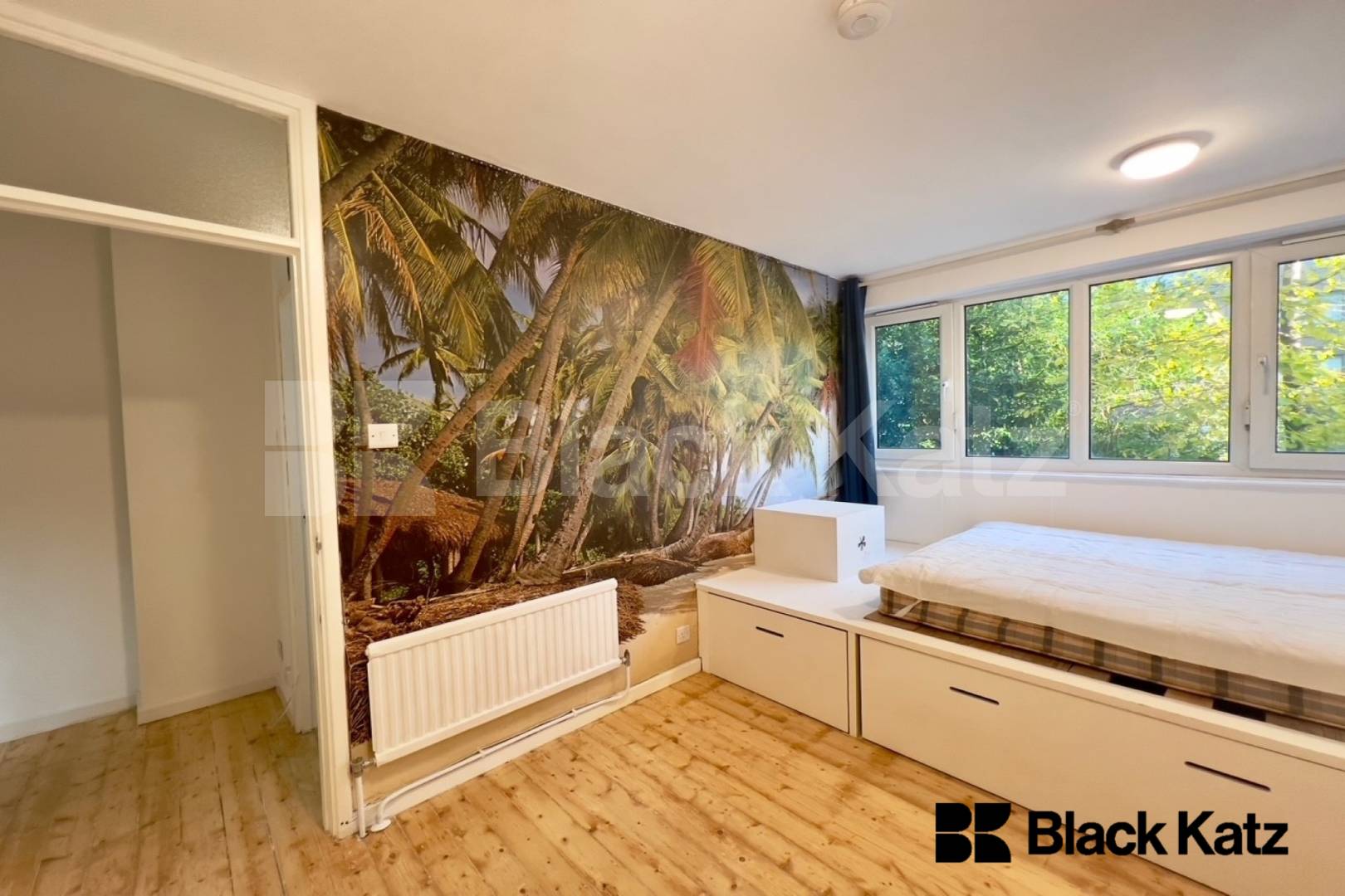 Charming private garden with wooden floors throughout  Cluny Estate , London bridge